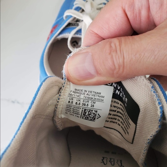 💗 CONVERSE 💗 Hand Painted.  HELLO KITTY AND HEARTS 🥰 Size 8.5. - Picture 5 of 8